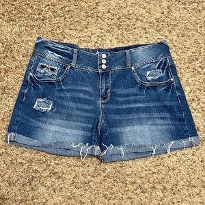 [Amethyst Jeans] Medium Wash Distressed Jean Shorts Beachy Western Rodeo 16
